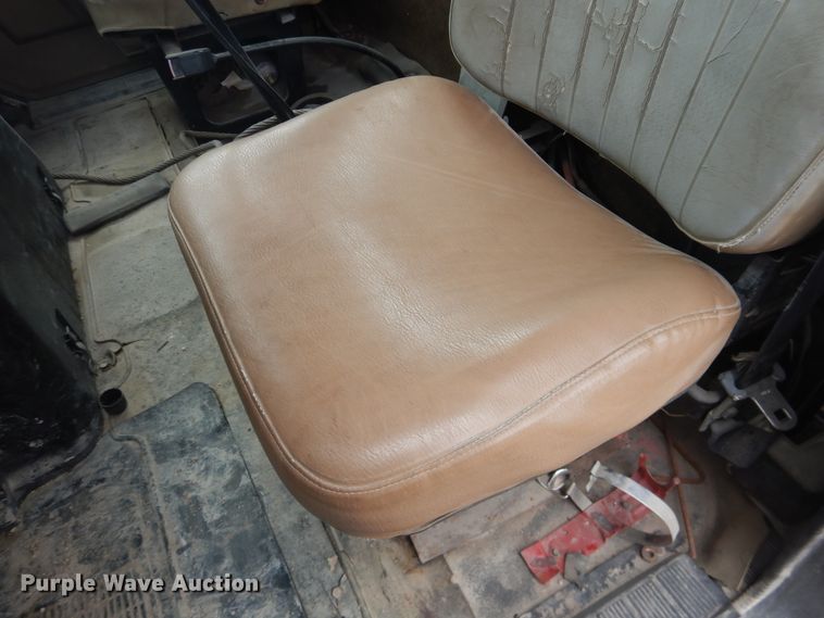 image for item DL0279 1993 International 8200  flatbed truck