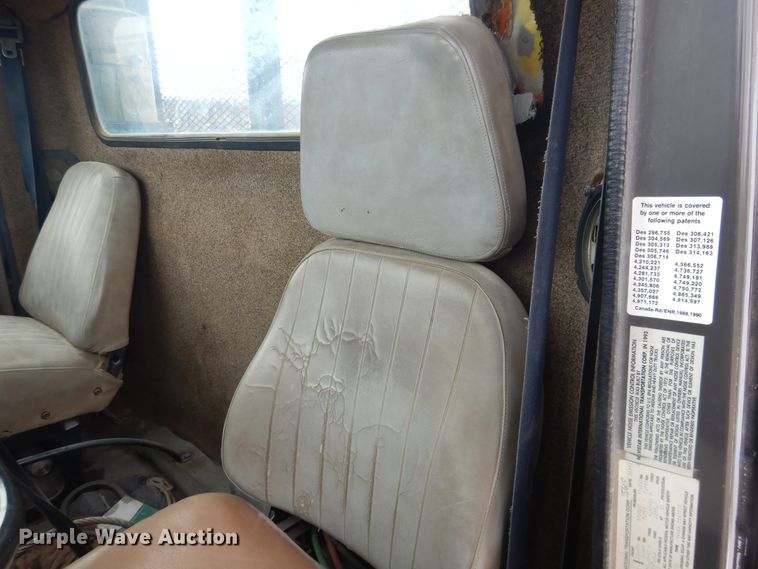 image for item DL0279 1993 International 8200  flatbed truck