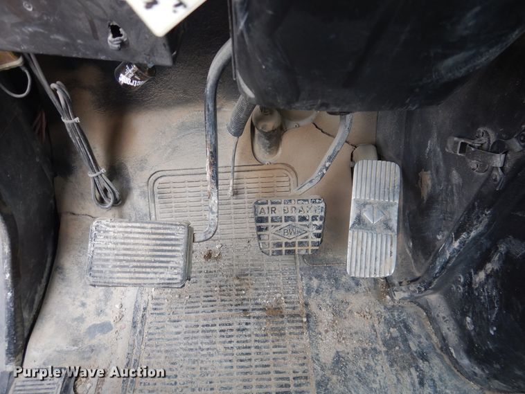 image for item DL0279 1993 International 8200  flatbed truck