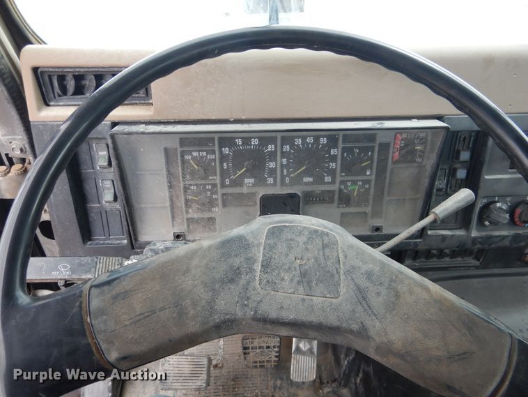 image for item DL0279 1993 International 8200  flatbed truck