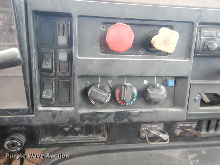 image for item DL0279 1993 International 8200  flatbed truck