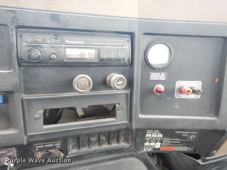 image for item DL0279 1993 International 8200  flatbed truck