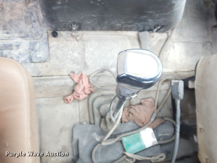 image for item DL0279 1993 International 8200  flatbed truck