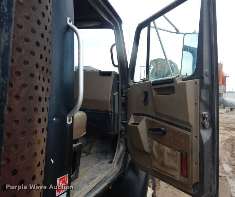 image for item DL0279 1993 International 8200  flatbed truck