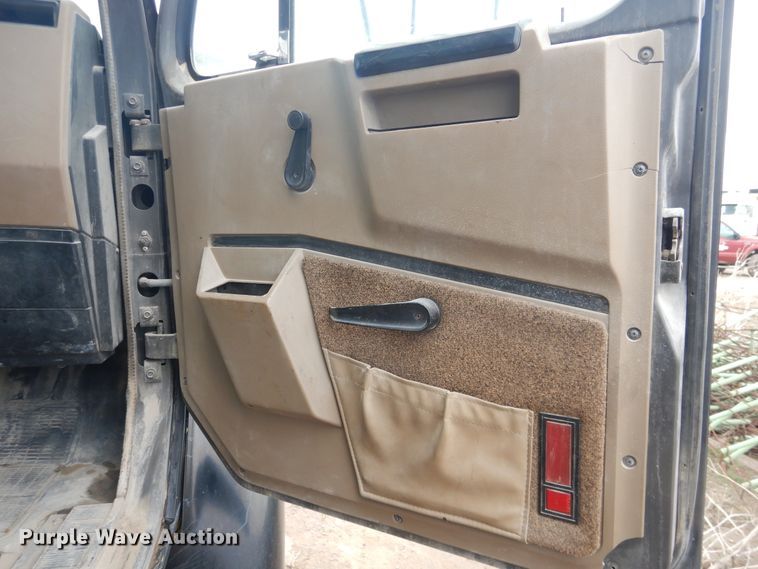 image for item DL0279 1993 International 8200  flatbed truck