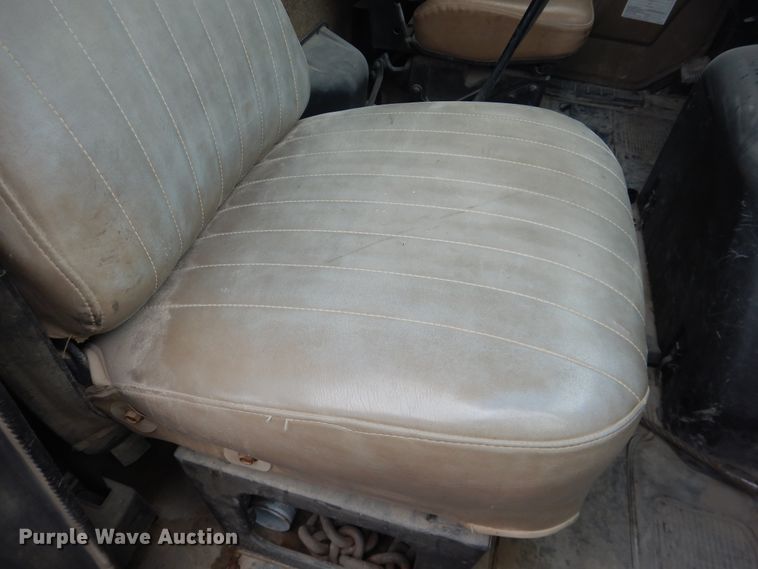 image for item DL0279 1993 International 8200  flatbed truck