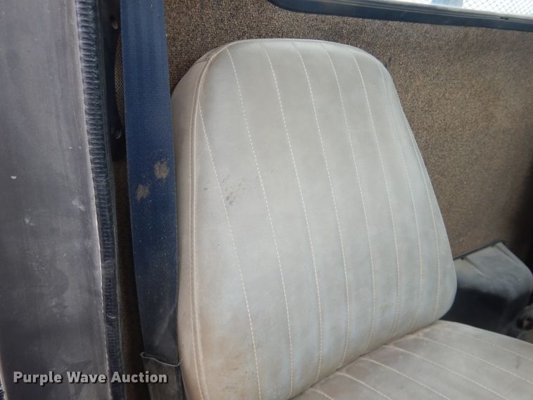 image for item DL0279 1993 International 8200  flatbed truck