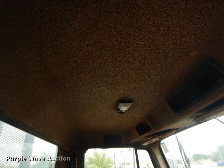 image for item DL0279 1993 International 8200  flatbed truck