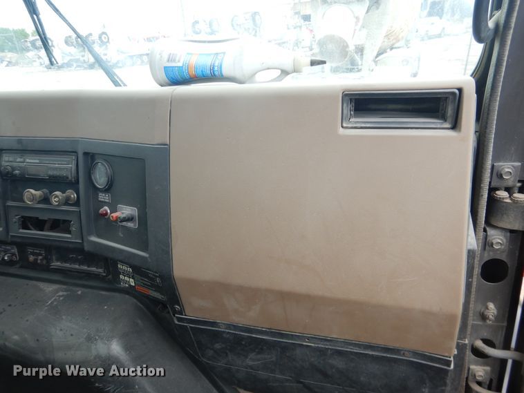 image for item DL0279 1993 International 8200  flatbed truck