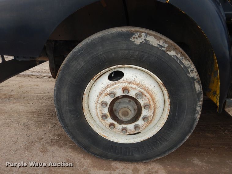 image for item DL0279 1993 International 8200  flatbed truck