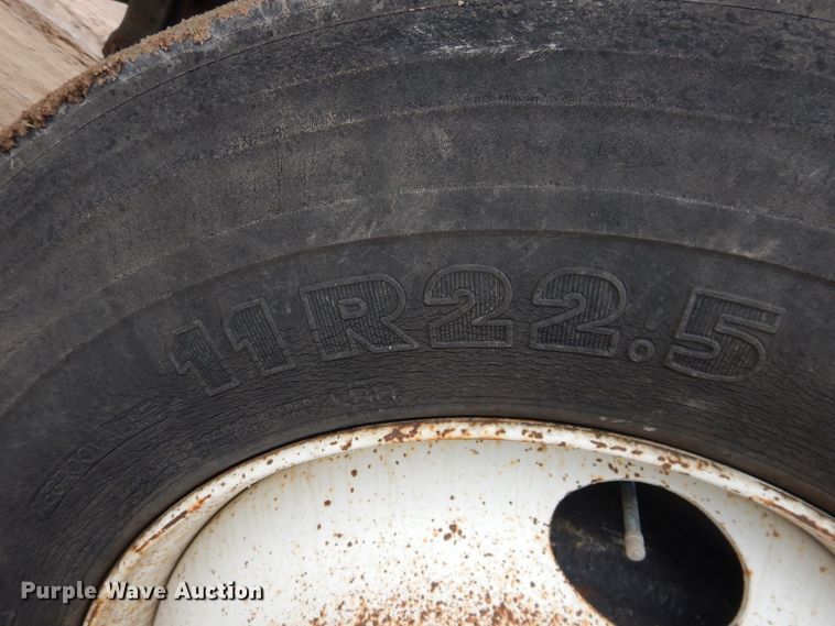 image for item DL0279 1993 International 8200  flatbed truck