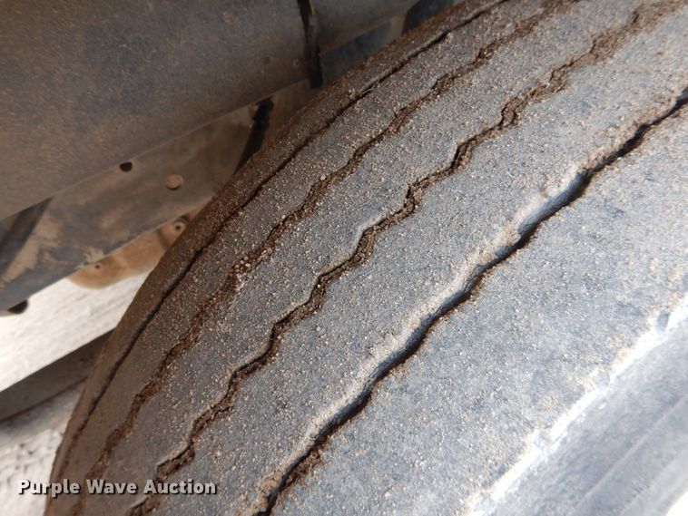 image for item DL0279 1993 International 8200  flatbed truck