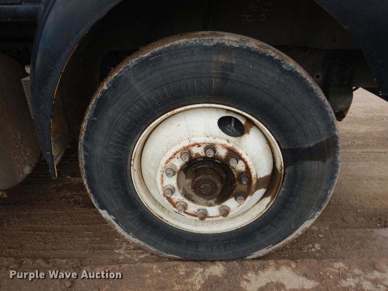 image for item DL0279 1993 International 8200  flatbed truck