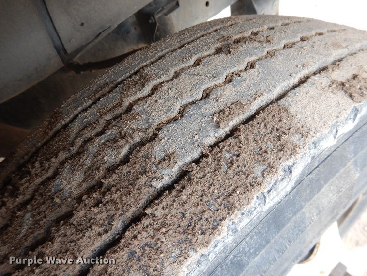 image for item DL0279 1993 International 8200  flatbed truck