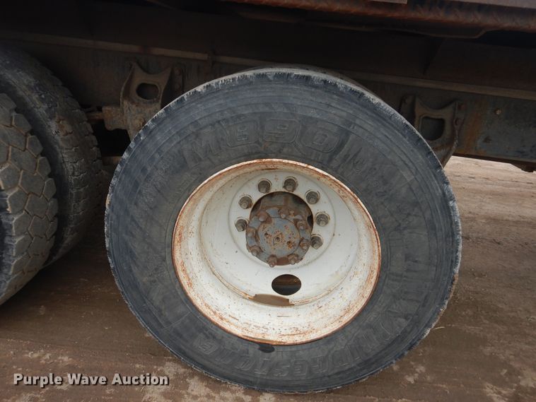 image for item DL0279 1993 International 8200  flatbed truck