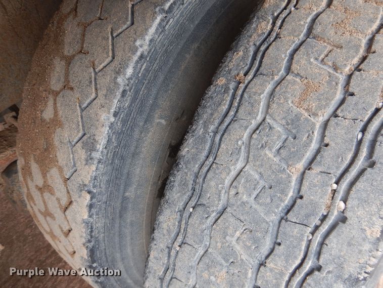 image for item DL0279 1993 International 8200  flatbed truck