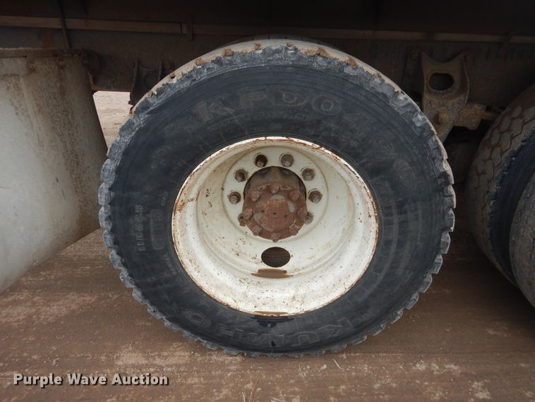 image for item DL0279 1993 International 8200  flatbed truck