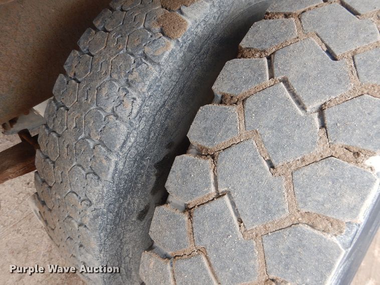 image for item DL0279 1993 International 8200  flatbed truck