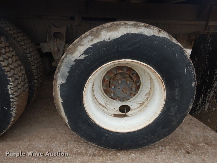 image for item DL0279 1993 International 8200  flatbed truck