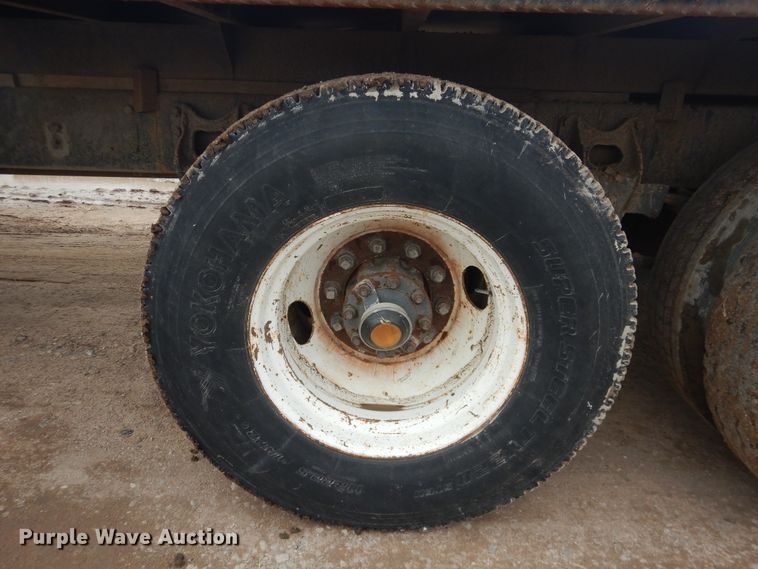 image for item DL0279 1993 International 8200  flatbed truck