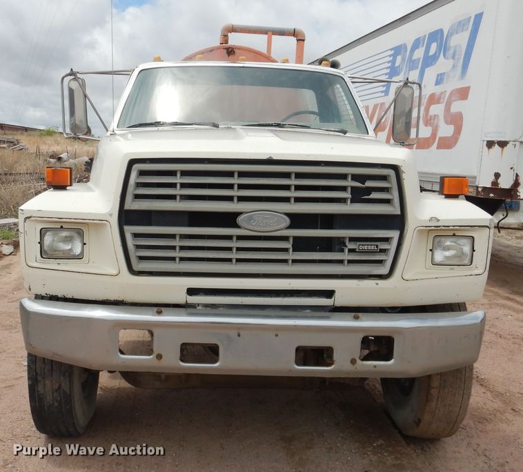 image for item DL0283 1989 Ford F800  water truck