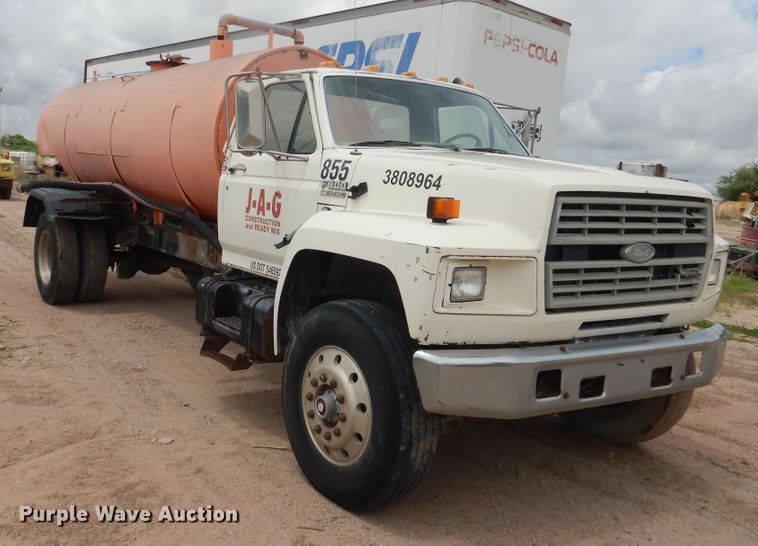 image for item DL0283 1989 Ford F800  water truck