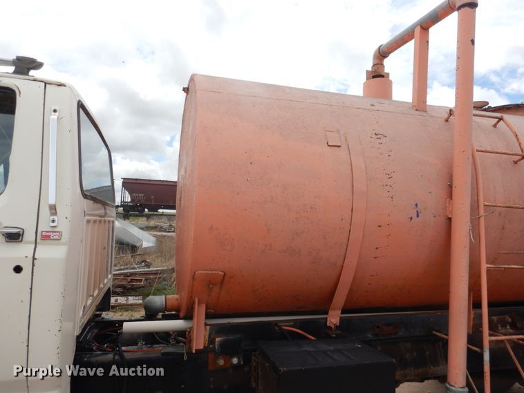 image for item DL0283 1989 Ford F800  water truck