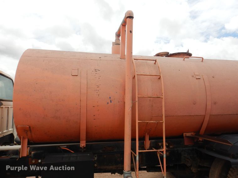 image for item DL0283 1989 Ford F800  water truck