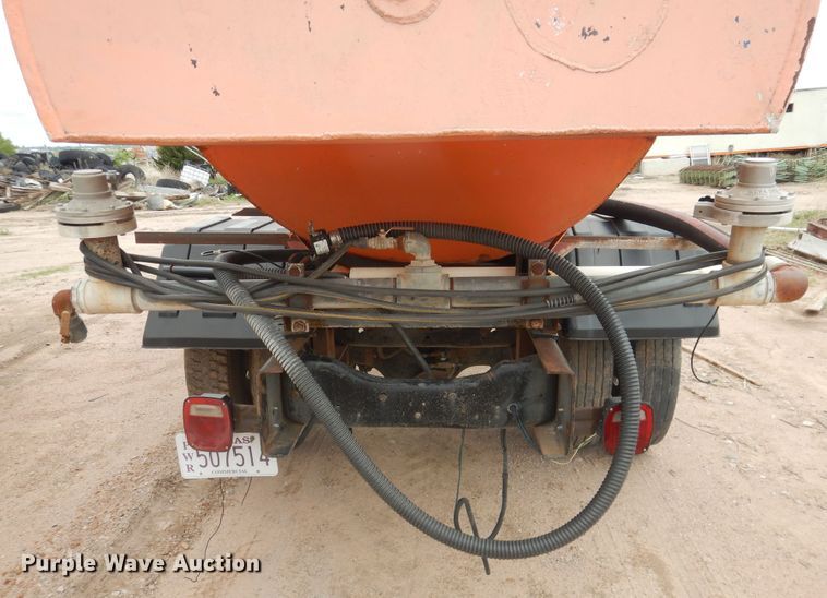 image for item DL0283 1989 Ford F800  water truck