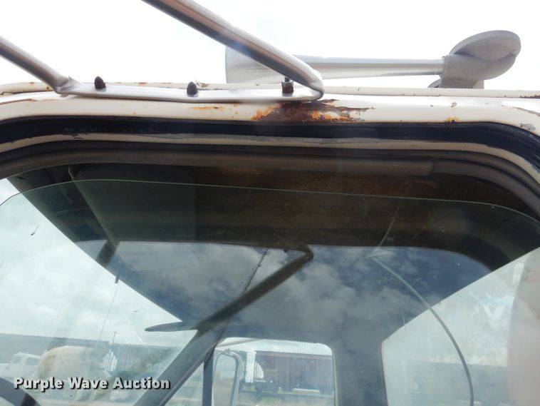 image for item DL0283 1989 Ford F800  water truck