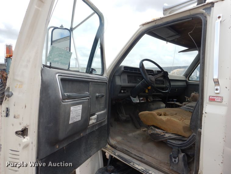 image for item DL0283 1989 Ford F800  water truck