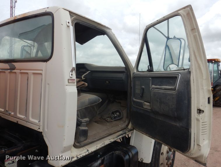 image for item DL0283 1989 Ford F800  water truck