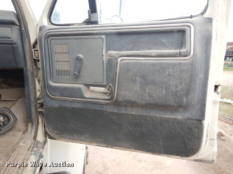 image for item DL0283 1989 Ford F800  water truck