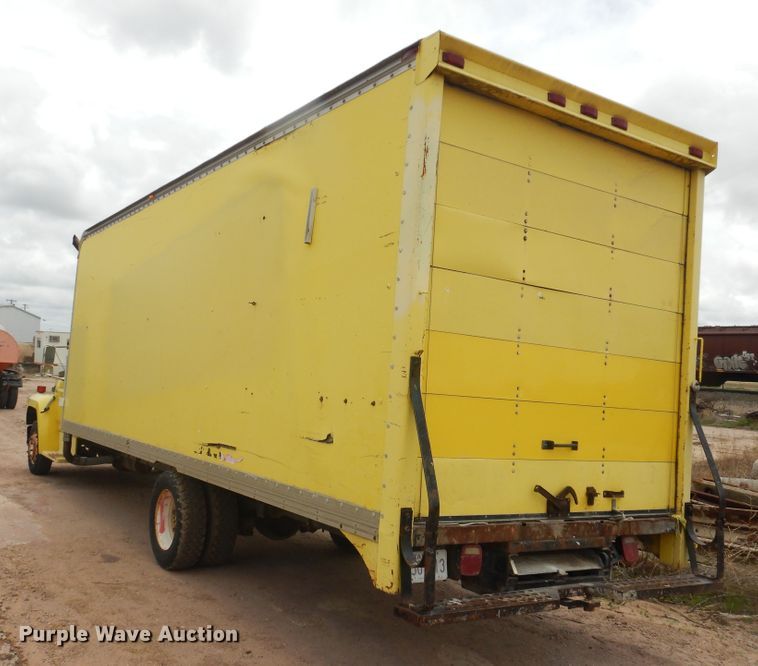 image for item DL0284 1989 Ford F700  box truck