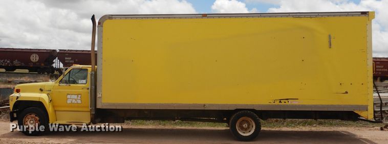 image for item DL0284 1989 Ford F700  box truck