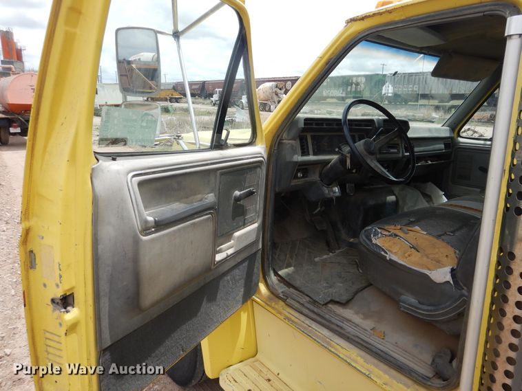 image for item DL0284 1989 Ford F700  box truck