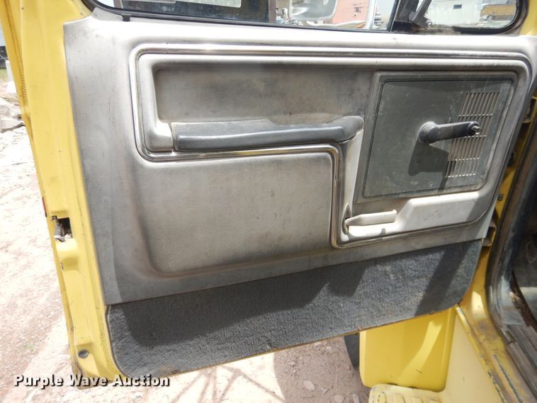 image for item DL0284 1989 Ford F700  box truck