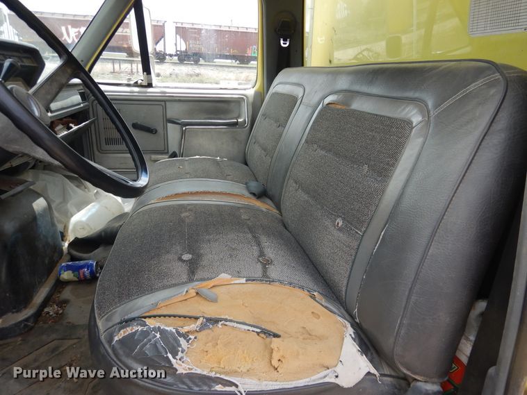 image for item DL0284 1989 Ford F700  box truck