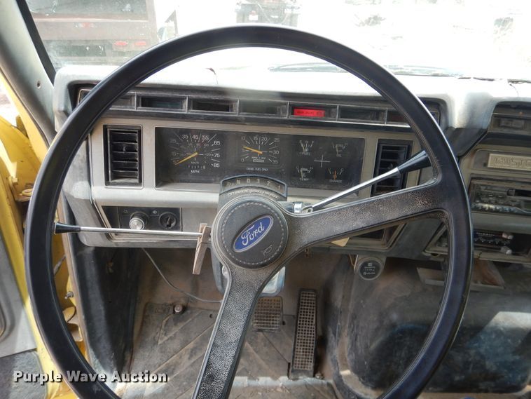 image for item DL0284 1989 Ford F700  box truck