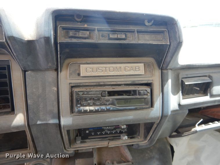 image for item DL0284 1989 Ford F700  box truck