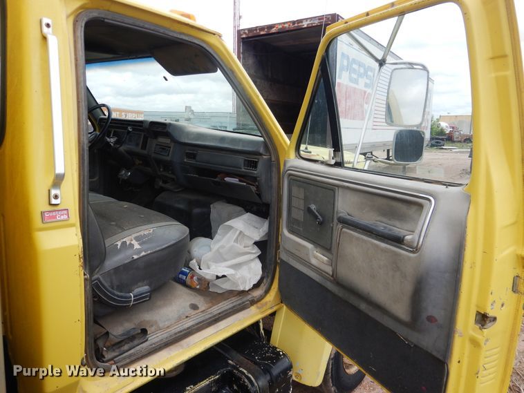 image for item DL0284 1989 Ford F700  box truck