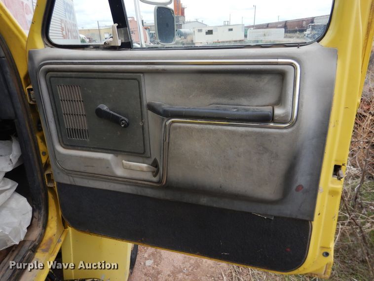 image for item DL0284 1989 Ford F700  box truck