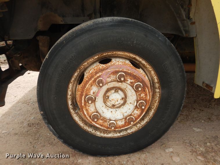 image for item DL0284 1989 Ford F700  box truck