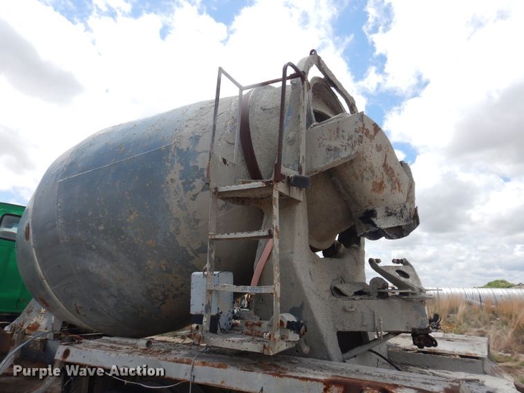 image for item DL0293 1993 Ford LT8000  ready mix truck