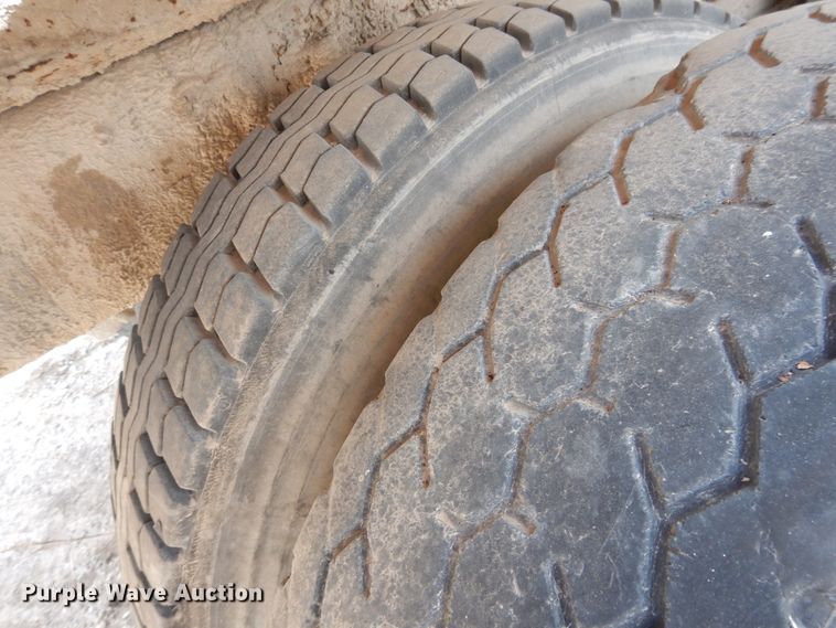 image for item DL0293 1993 Ford LT8000  ready mix truck