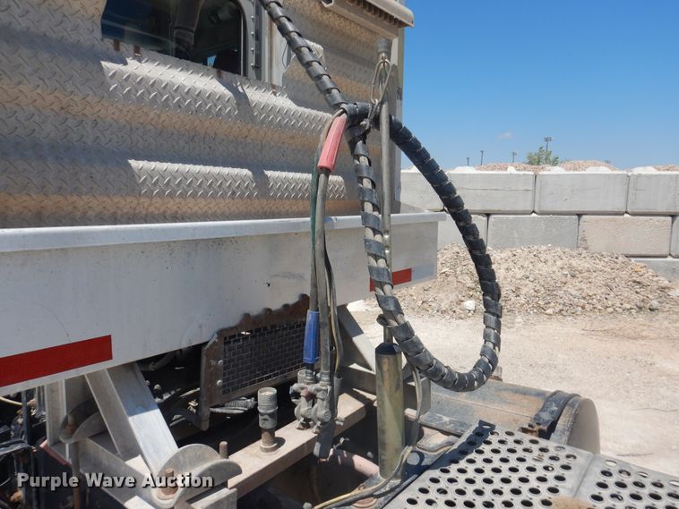 image for item DL0327 1999 Freightliner FLD  semi truck