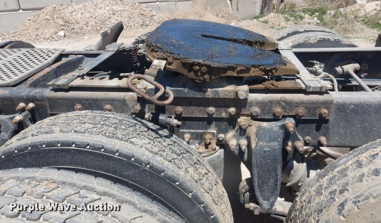 image for item DL0327 1999 Freightliner FLD  semi truck