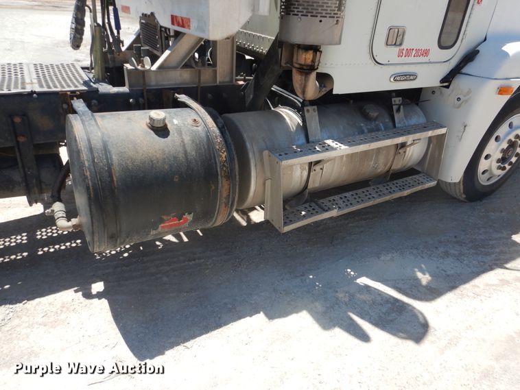 image for item DL0327 1999 Freightliner FLD  semi truck