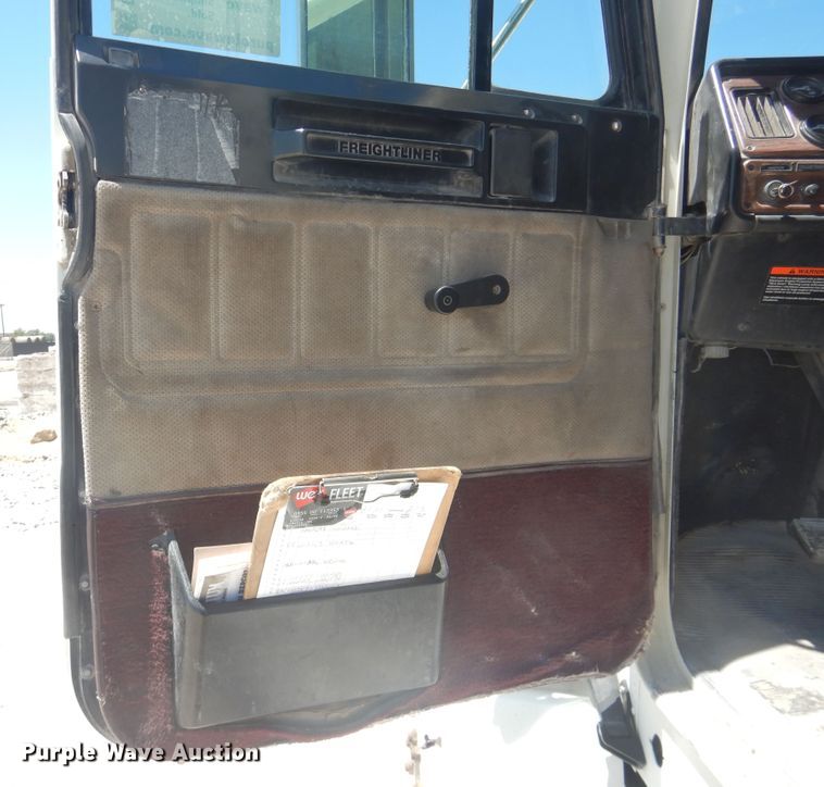 image for item DL0327 1999 Freightliner FLD  semi truck