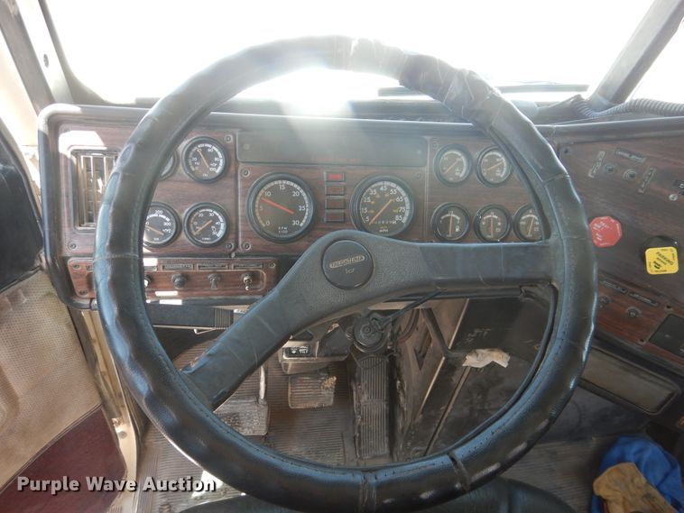 image for item DL0327 1999 Freightliner FLD  semi truck